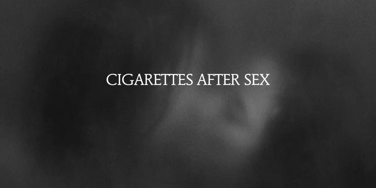Texte blanc "CIGARETTES AFTER SEX" sur fond sombre et flou, évoquant une ambiance intime et mélancolique.