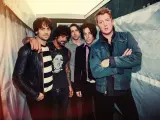 Les membres de Queens of the Stone Age posent ensemble, prêts à enregistrer de nouveaux albums.