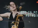Une violoncelliste passionnée, cheveux au vent, joue avec intensité. Le texte "GOD IS AN ASTRONAUT" flotte, comme une vision cosmique.
