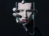 Marilyn Manson, visage décomposé dans un miroir brisé, évoquant l'esthétique sombre de ses albums.