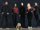 Cinq personnes se tiennent devant un fond sombre. Au premier plan, une grenouille en peluche tient une rose. Le groupe, comme un **crippled black phoenix**, semble prêt à s'envoler.