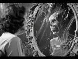 Une femme voit son reflet se transformer en un crâne décharné, une vision digne de Deathspell Omega.