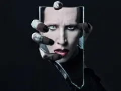 Marilyn Manson, visage décomposé dans un miroir brisé, évoquant l'esthétique sombre de ses albums.
