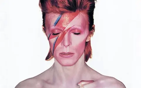 Visage emblématique de David Bowie, maquillage éclair, rappelant la pochette d'un de ses albums iconiques.