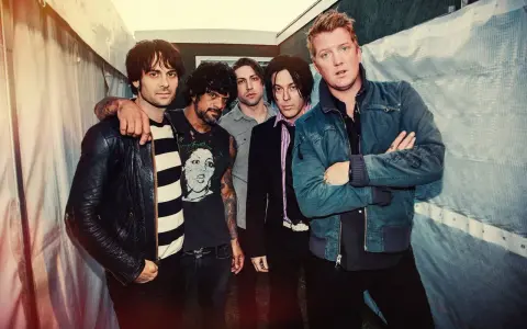 Les membres de Queens of the Stone Age posent ensemble, prêts à enregistrer de nouveaux albums.