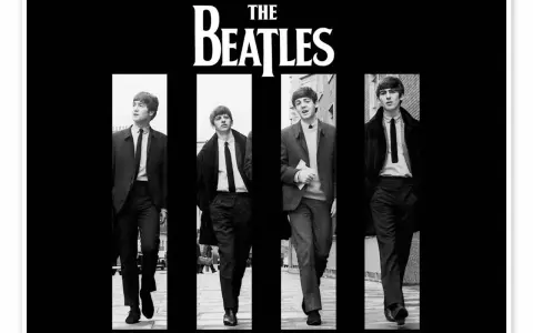 Les Beatles, parmi les 100 meilleurs groupes de rock de tous les temps, défilent en noir et blanc, costumes et cravates.