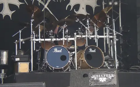 Batterie de scène avec le logo Hellfest. Jan Axel Blomberg, batteur de Mayhem, est prêt à jouer.