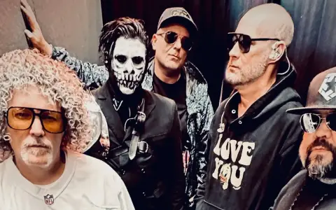 Les membres de Limp Bizkit posent ensemble, dont un avec un maquillage de squelette et un autre avec une chevelure afro.