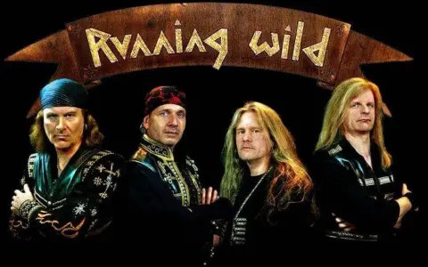 Quatre hommes aux cheveux longs, vêtus de tenues sombres et ornées, posent sous une bannière "Running Wild".