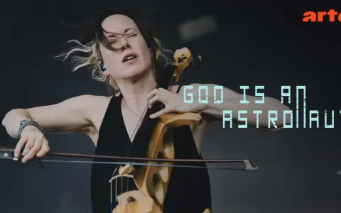Une violoncelliste passionnée, cheveux au vent, joue avec intensité. Le texte "GOD IS AN ASTRONAUT" flotte, comme une vision cosmique.