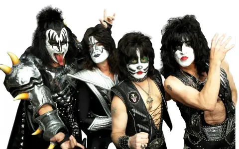 Les membres de KISS, avec leurs maquillages iconiques et leurs costumes flamboyants, posent pour une photo.