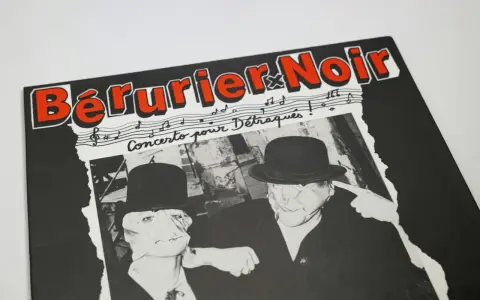 Bérurier Noir, "Concerto pour Dégraques" : deux hommes masqués et chapeautés, ambiance punk rock.