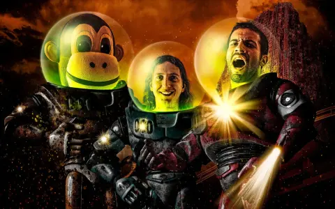 Andreas et Nicolas, trois astronautes, un singe et deux hommes, dans des combinaisons spatiales, prêts pour une mission intergalactique.