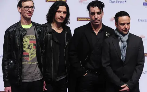 Le groupe allemand des années 2000, Rammstein, pose sur le tapis rouge.