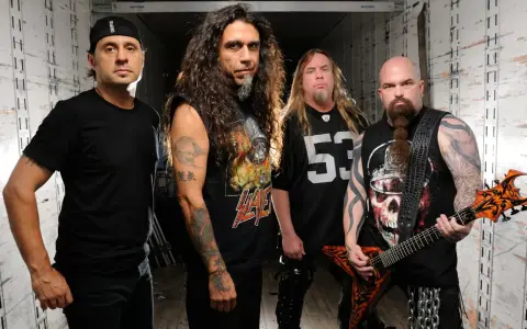 Les membres de Slayer posent ensemble, prêts à déchaîner leur son légendaire.