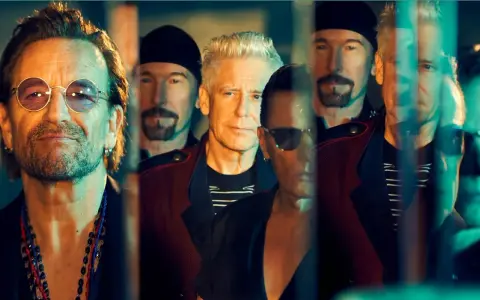 Le groupe de rock irlandais connu U2, avec Bono au premier plan, dans une composition stylisée.