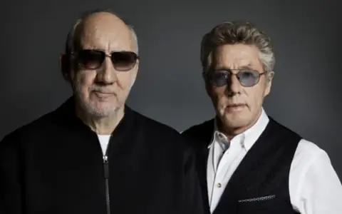 Roger Daltrey et Pete Townshend, membres du premier groupe de metal, portent des lunettes de soleil.