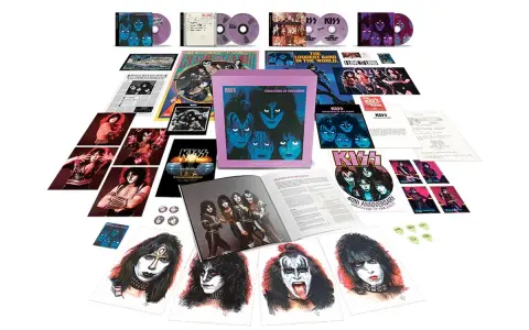 Coffret de la discographie de KISS, "Creatures of the Night", avec CDs, photos, affiches et médiators.