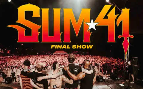 Le groupe Sum 41 sur scène pour leur "Final Show" devant une foule immense.