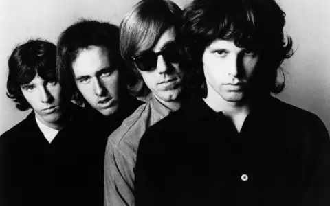 Les membres du groupe The Doors posent pour une photo emblématique, rappelant leurs célèbres albums.