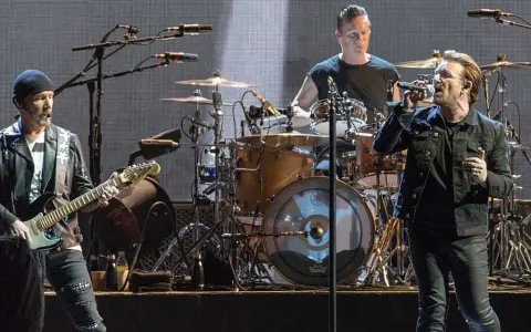 U2 sur scène, The Edge à la guitare, Bono au micro, Larry Mullen Jr. à la batterie. Un concert mémorable, comme un Joshua Tree.