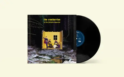 Pochette de l'album "To the Faithful Departed" de The Cranberries, avec un vinyle noir à côté. Le groupe pose dans une structure jaune au milieu d'une forêt enneigée.