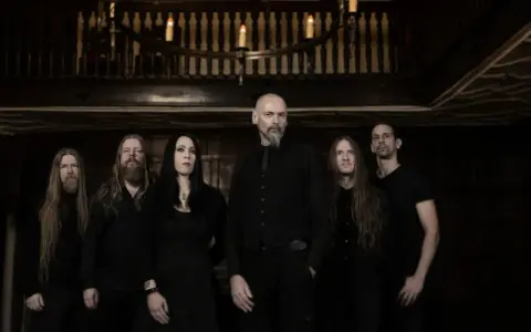 Cinq musiciens en tenue sombre, ambiance gothique, comme un groupe nommé "my dying bride".