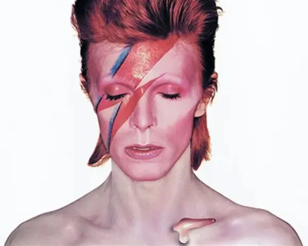 Visage emblématique de David Bowie, maquillage éclair, rappelant la pochette d'un de ses albums iconiques.