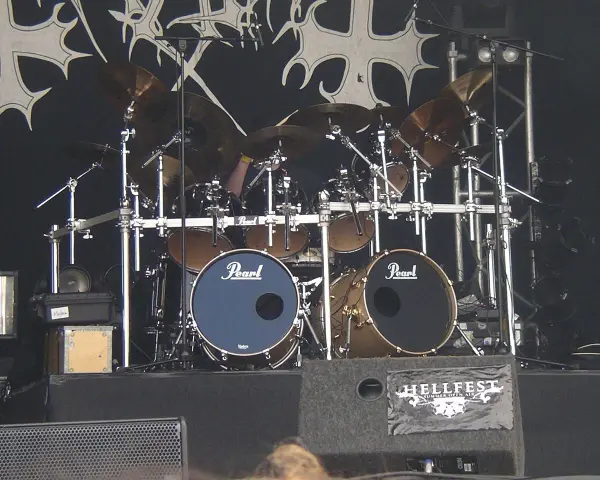 Batterie de scène avec le logo Hellfest. Jan Axel Blomberg, batteur de Mayhem, est prêt à jouer.