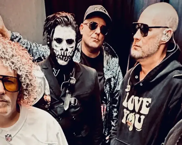 Les membres de Limp Bizkit posent ensemble, dont un avec un maquillage de squelette et un autre avec une chevelure afro.