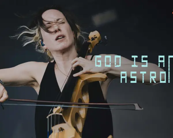 Une violoncelliste passionnée, cheveux au vent, joue avec intensité. Le texte "GOD IS AN ASTRONAUT" flotte, comme une vision cosmique.