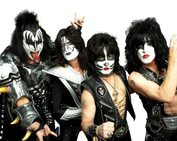 Les membres de KISS, avec leurs maquillages iconiques et leurs costumes flamboyants, posent pour une photo.
