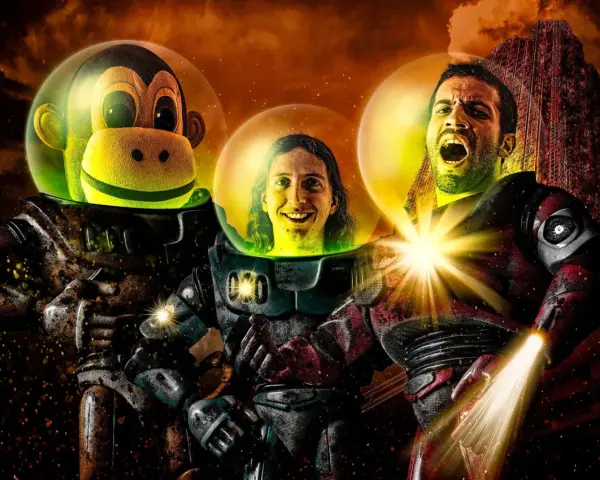 Andreas et Nicolas, trois astronautes, un singe et deux hommes, dans des combinaisons spatiales, prêts pour une mission intergalactique.