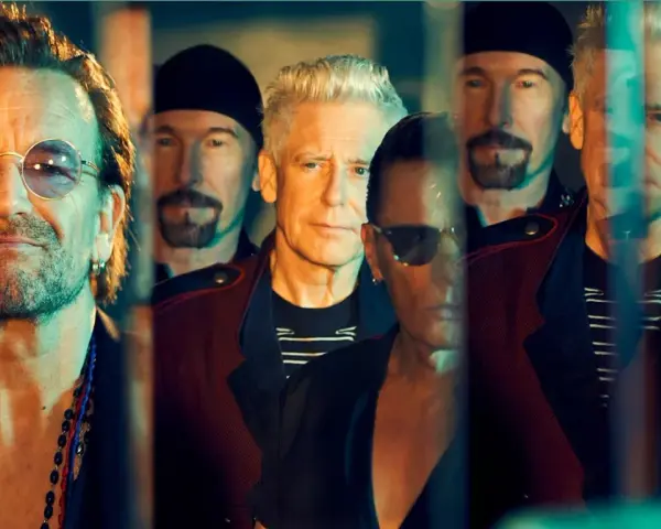 Le groupe de rock irlandais connu U2, avec Bono au premier plan, dans une composition stylisée.