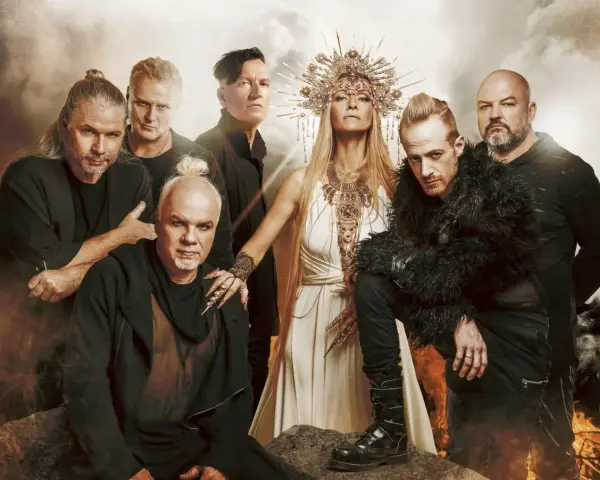 Le groupe de metal In Extremo, avec sa reine et ses guerriers, prêt à prendre le subway to Sally.