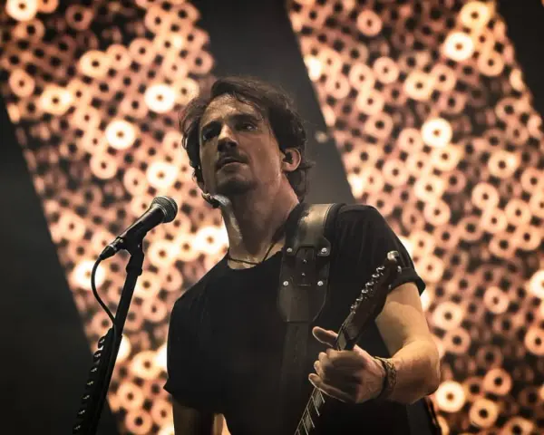 Un guitariste en sueur, micro devant lui, sur scène. Le fond abstrait rappelle des cercles lumineux, comme si l'artiste, trahissant les martyrs, chantait pour un public aveugle.