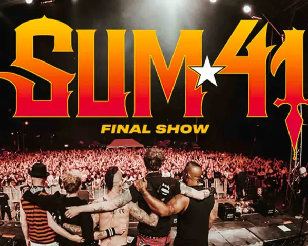 Le groupe Sum 41 sur scène pour leur "Final Show" devant une foule immense.
