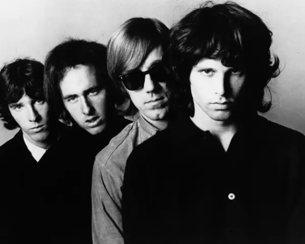 Les membres du groupe The Doors posent pour une photo emblématique, rappelant leurs célèbres albums.
