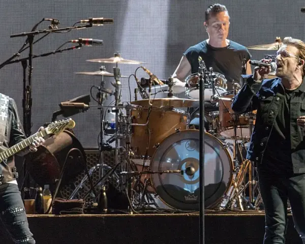 U2 sur scène, The Edge à la guitare, Bono au micro, Larry Mullen Jr. à la batterie. Un concert mémorable, comme un Joshua Tree.