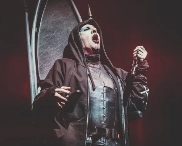 Marilyn Manson, le visage maquillé, chante sur scène, micro en main. Les dernières marilyn manson news le montrent toujours aussi provocateur.