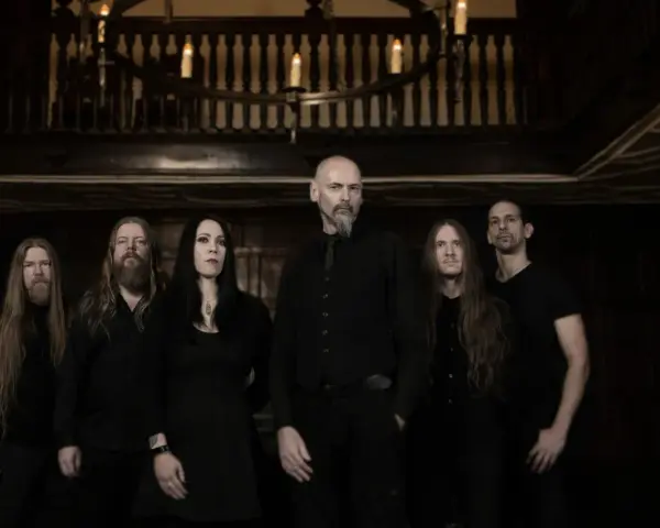 Cinq musiciens en tenue sombre, ambiance gothique, comme un groupe nommé "my dying bride".