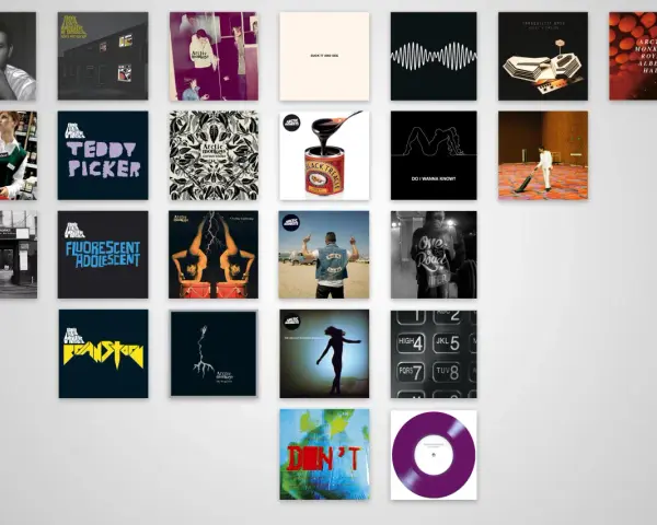 Collection de pochettes d'albums des Arctic Monkeys, incluant "Whatever People Say I Am, That's What I'm Not" et "AM".