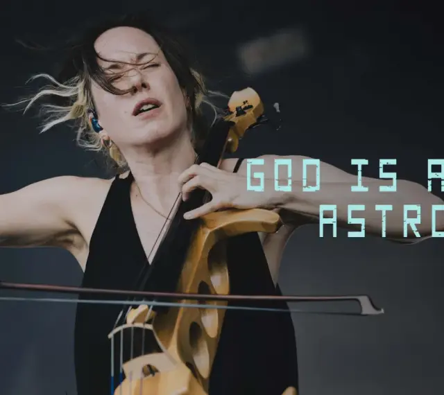 Une violoncelliste passionnée, cheveux au vent, joue avec intensité. Le texte "GOD IS AN ASTRONAUT" flotte, comme une vision cosmique.