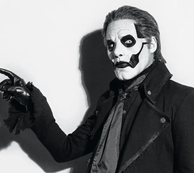 Le chanteur de Ghost, Papa Emeritus IV, pointe du doigt avec un gant noir, son visage maquillé en squelette.