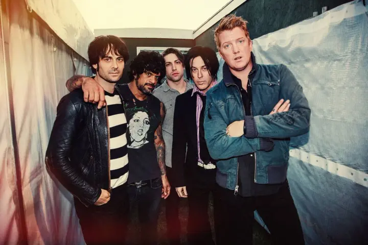 Les membres de Queens of the Stone Age posent ensemble, prêts à enregistrer de nouveaux albums.