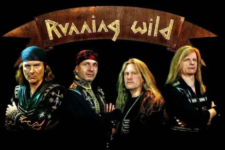 Quatre hommes aux cheveux longs, vêtus de tenues sombres et ornées, posent sous une bannière "Running Wild".
