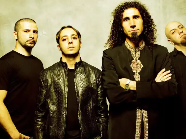 Les membres de System of a Down posent ensemble, chacun avec un style distinct.