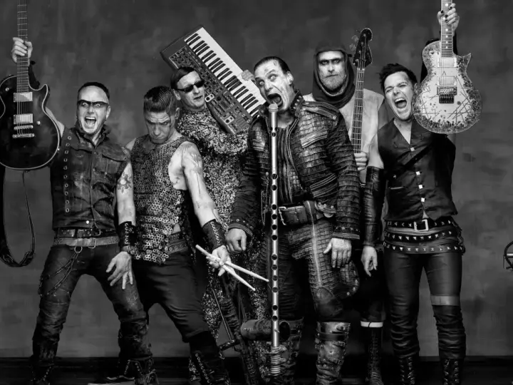 Le groupe Rammstein, icône du rammstein style de musique, pose avec leurs instruments. Guitares, clavier, basse et baguettes de batterie, prêts à enflammer la scène.