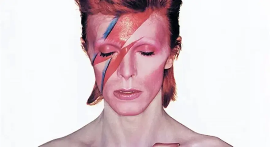 Visage emblématique de David Bowie, maquillage éclair, rappelant la pochette d'un de ses albums iconiques.