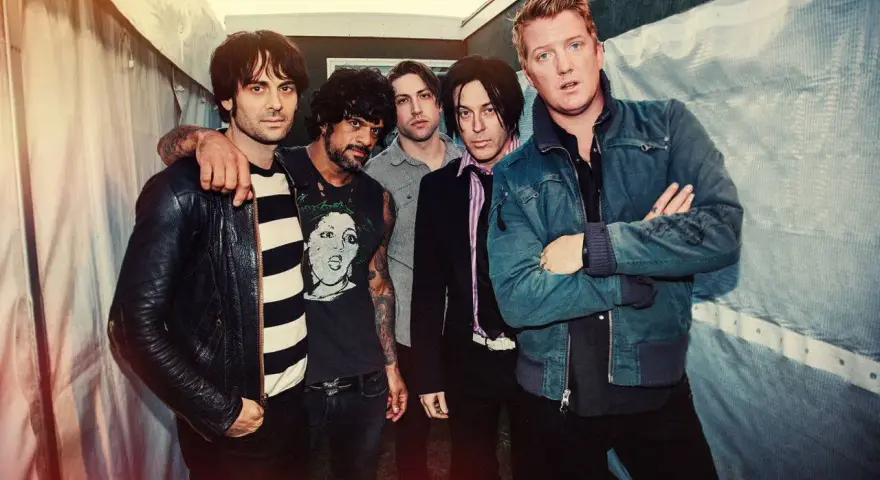 Les membres de Queens of the Stone Age posent ensemble, prêts à enregistrer de nouveaux albums.